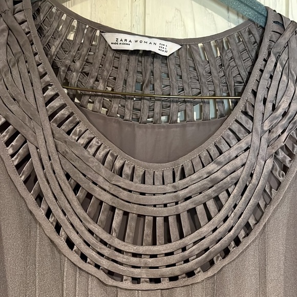 ZARA Woman blouse..satin type trim at neck and flounce at bottom size large - Picture 2 of 8